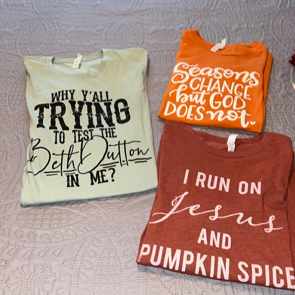 Set a three canvas T-shirts